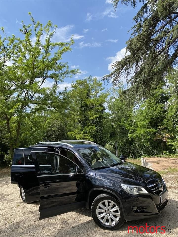 2011' Volkswagen Tiguan photo #5