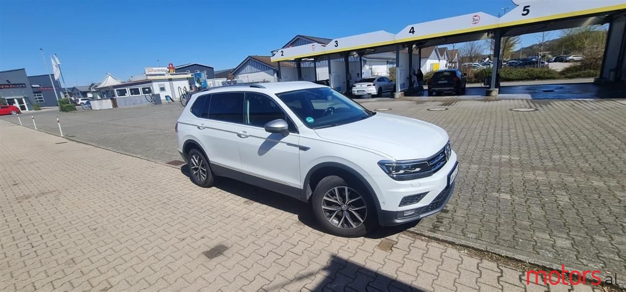 2019' Volkswagen Tiguan photo #2