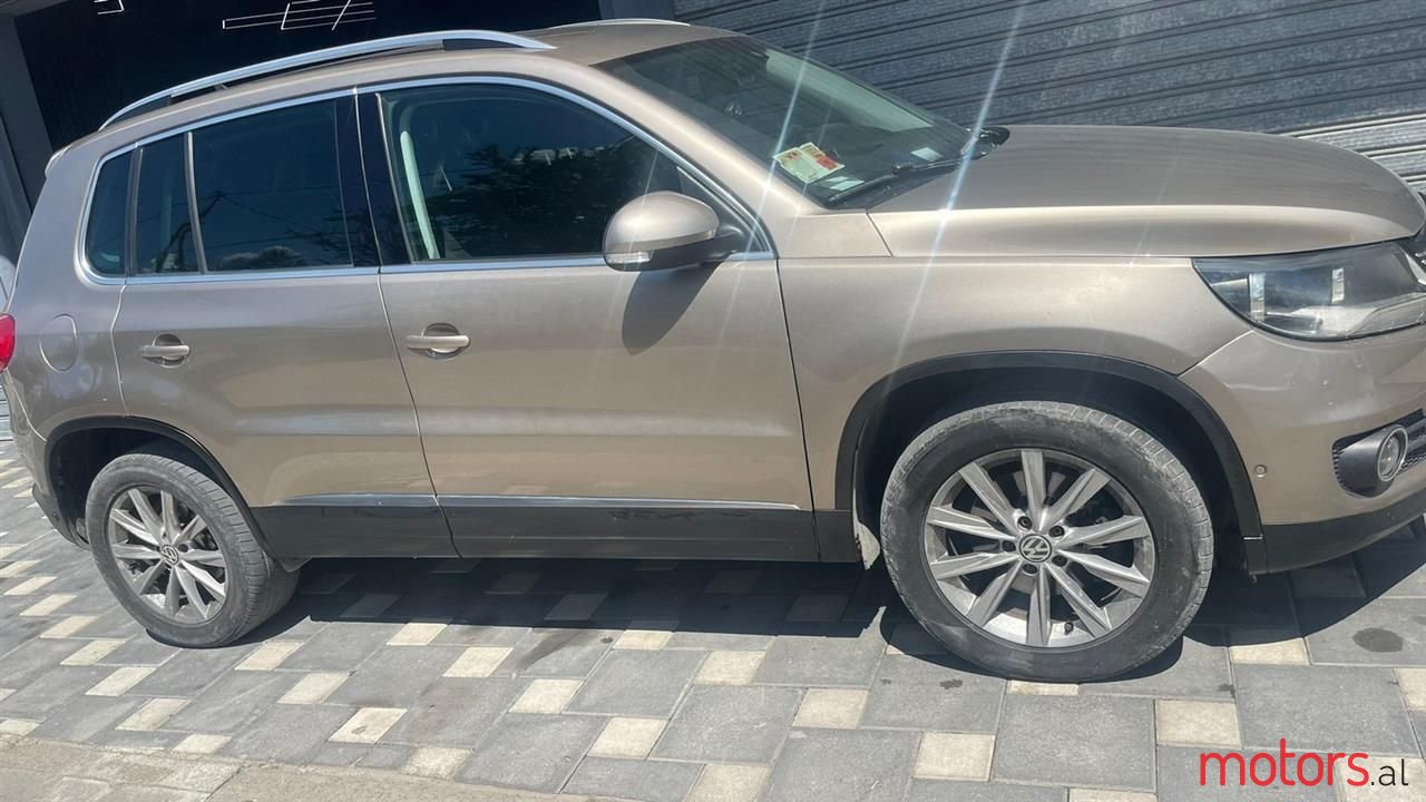 2012' Volkswagen Tiguan photo #2