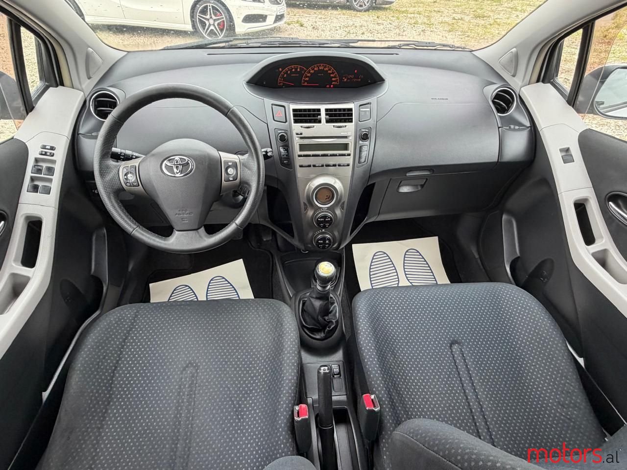 2011' Toyota Yaris photo #5