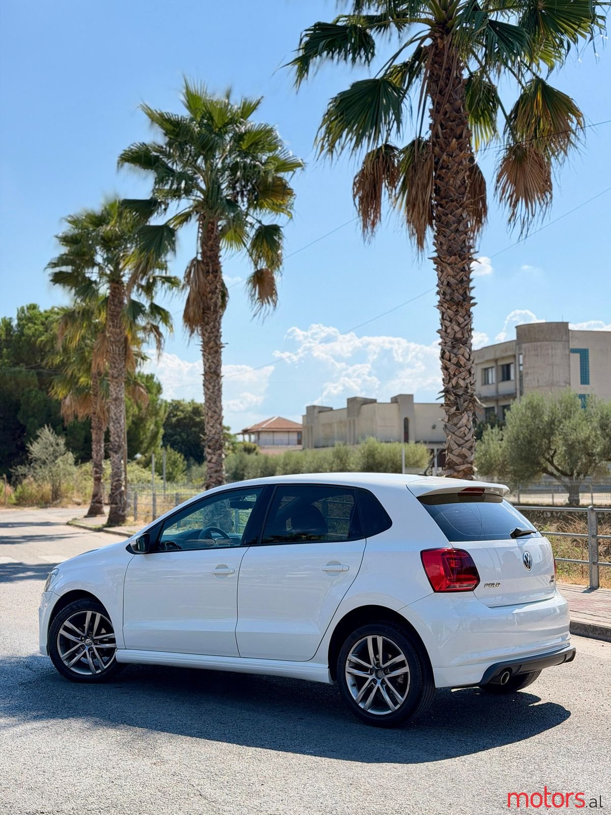 2015' Volkswagen Polo photo #2
