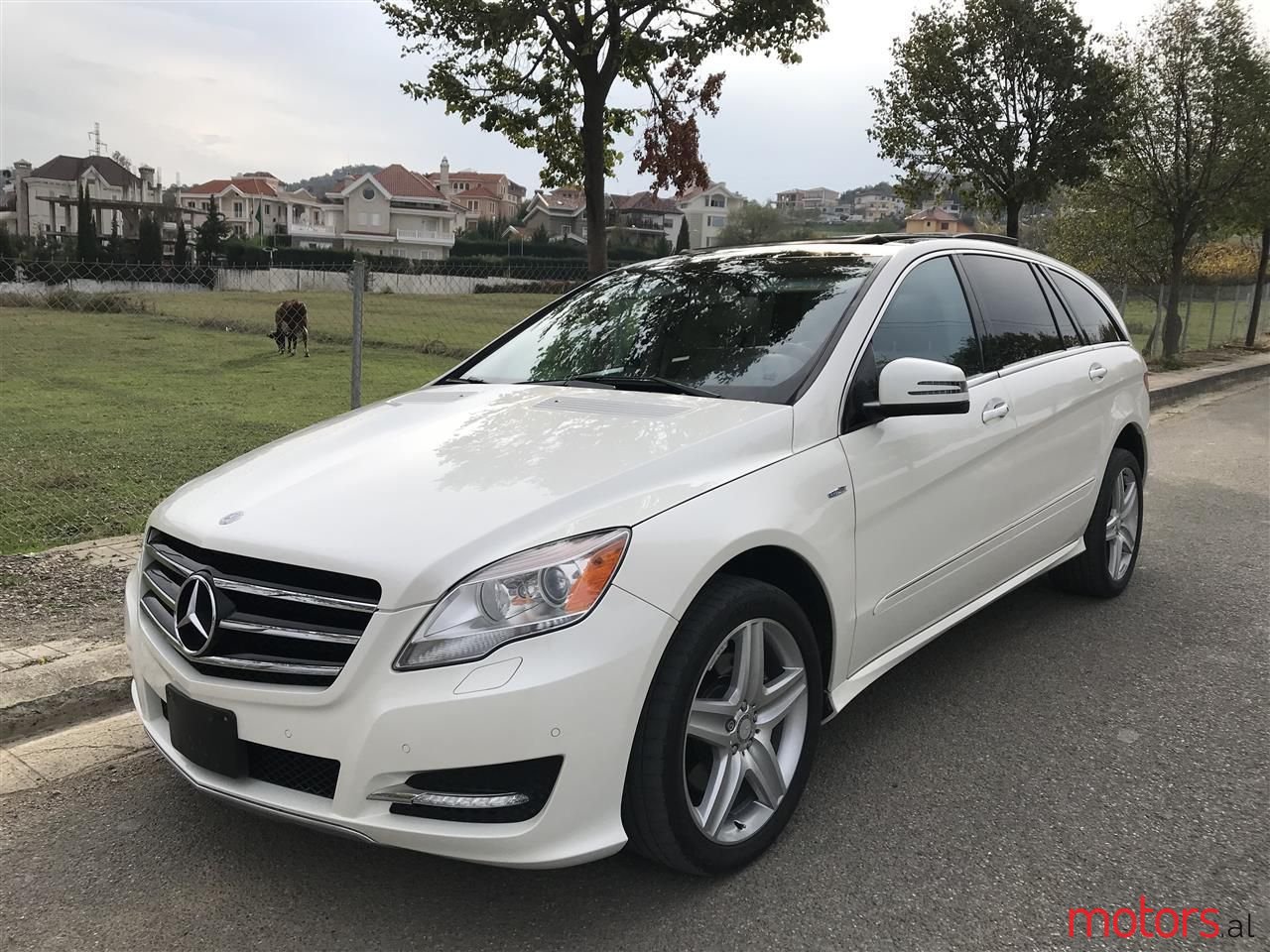 2011' Mercedes-Benz R 350 photo #1