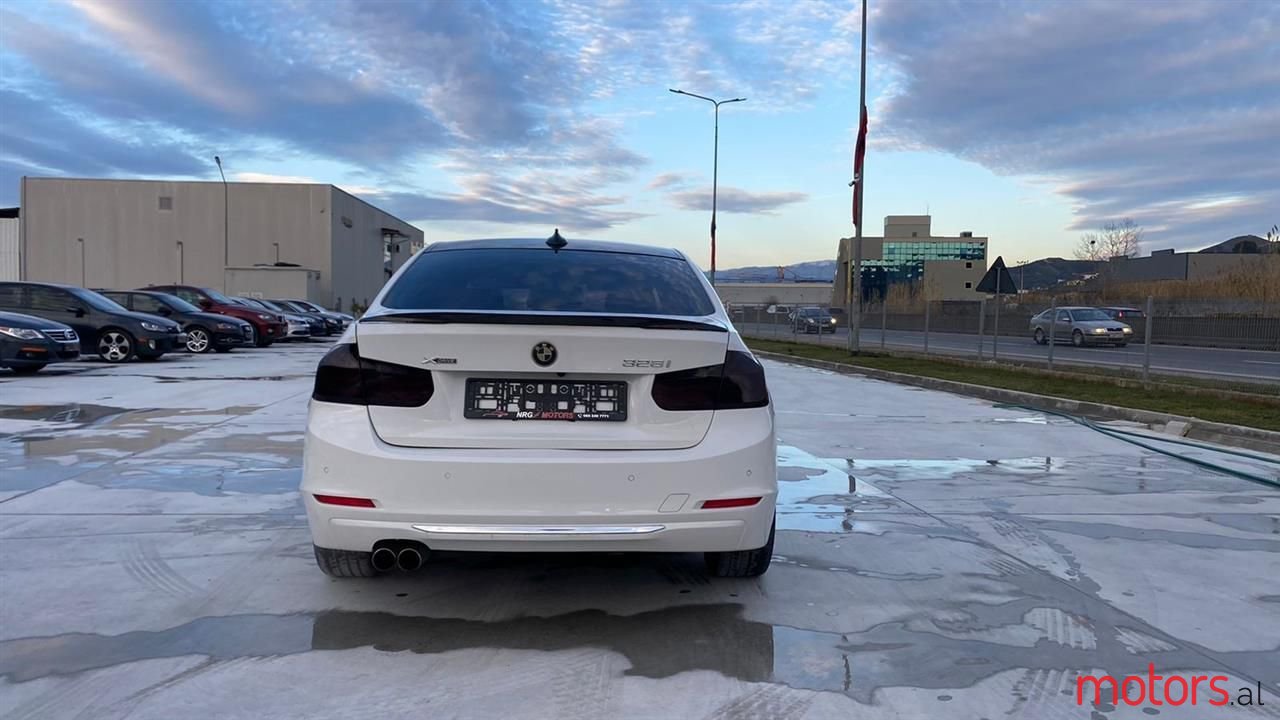 2013' BMW 328 photo #3