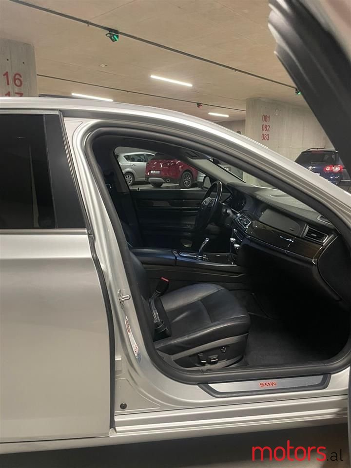 2011' BMW 740 photo #3