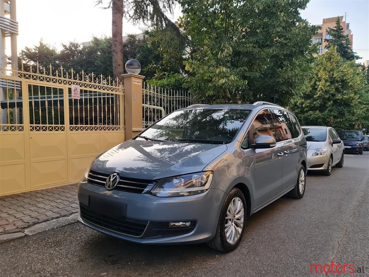 2011' Volkswagen Sharan photo #1