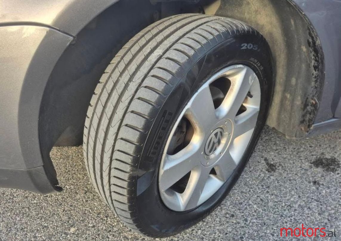 2009' Volkswagen Touran photo #2