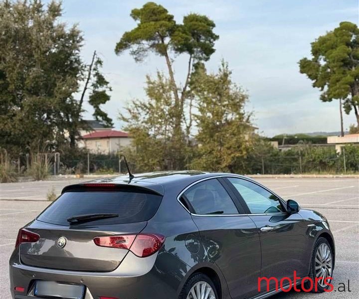 2012' Alfa Romeo Giulietta photo #5