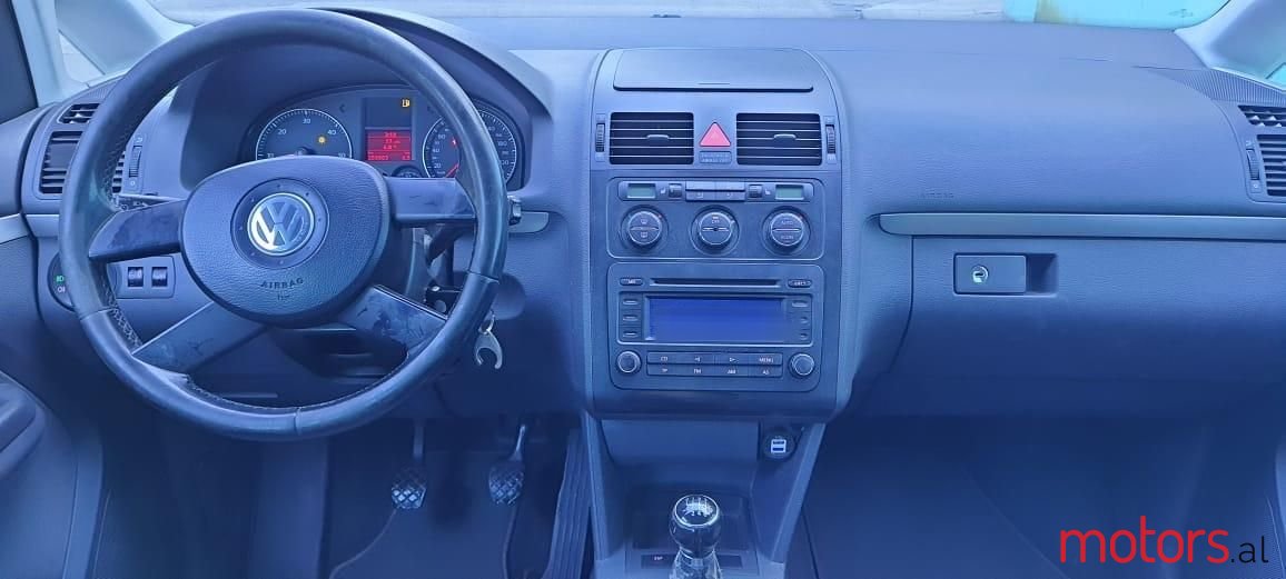 2005' Volkswagen Touran photo #2