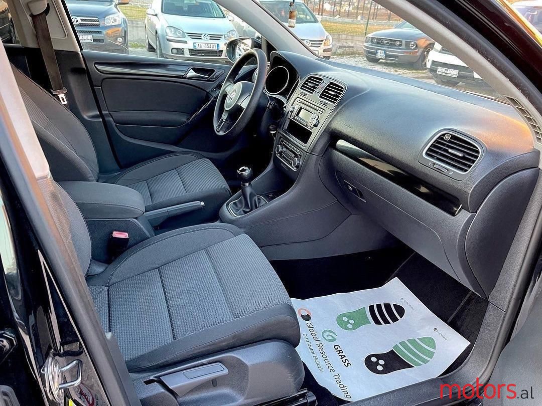 2009' Volkswagen Golf photo #4