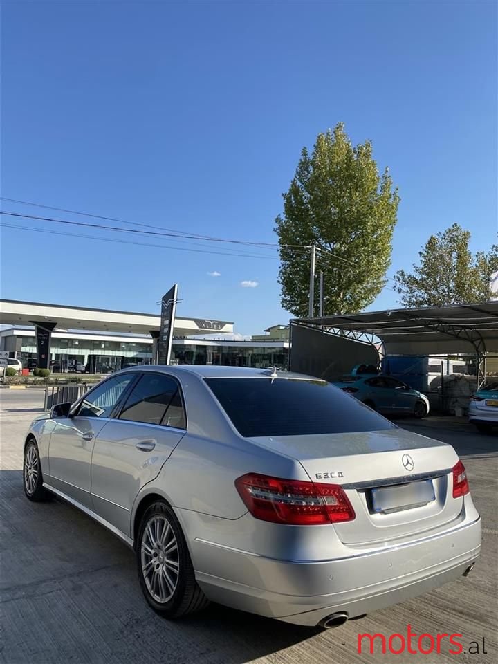 2011' Mercedes-Benz E 300 photo #4