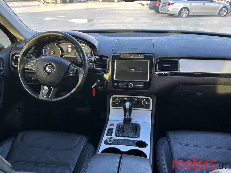 2013' Volkswagen Touareg photo #6