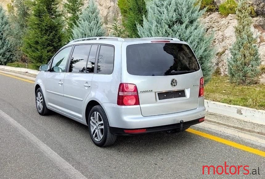 2008' Volkswagen Touran photo #3