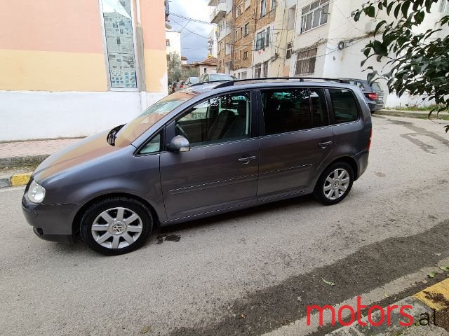 2004' Volkswagen Touran photo #3
