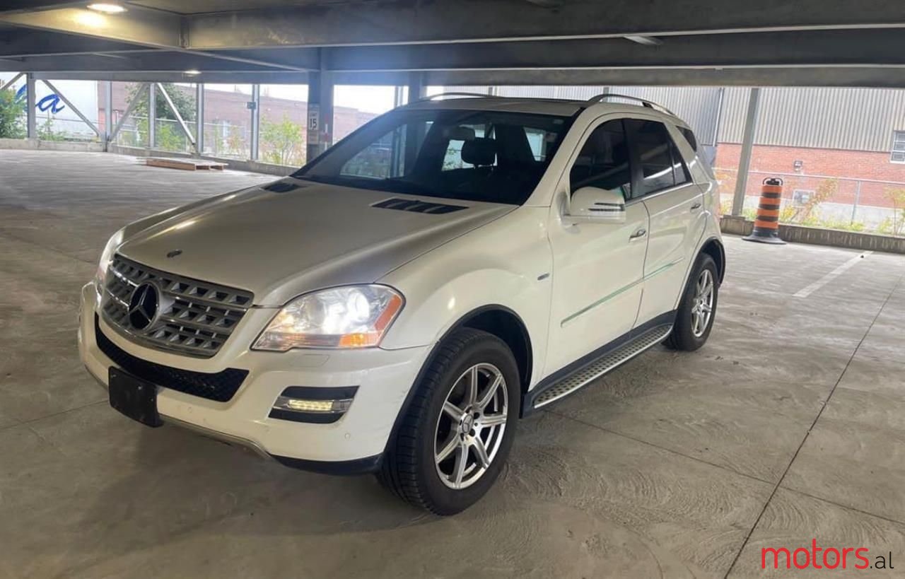 2011' Mercedes-Benz 300 photo #1