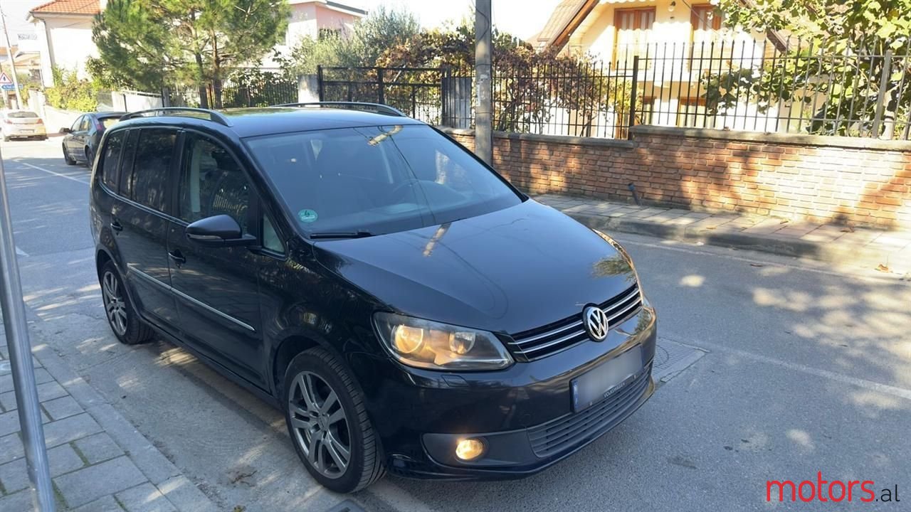 2011' Volkswagen Touran photo #2