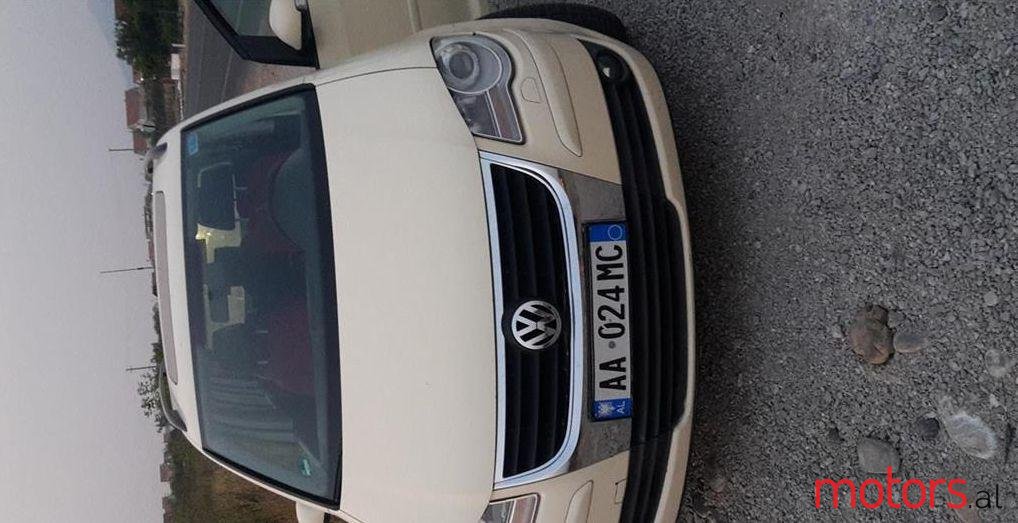 2007' Volkswagen Touran photo #2