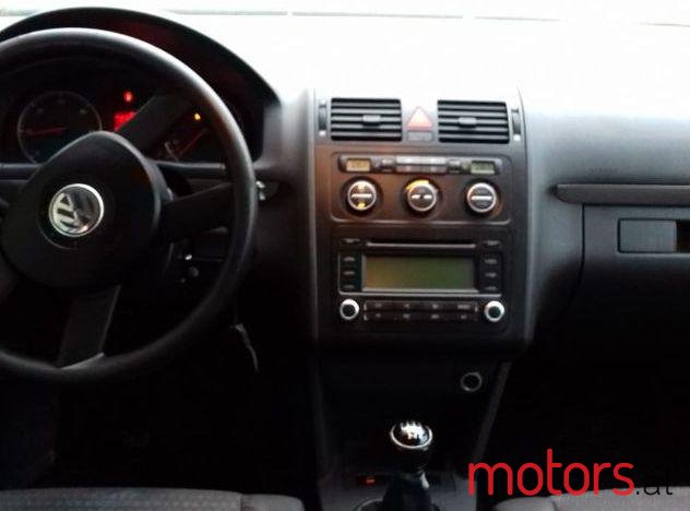 2005' Volkswagen Touran photo #2
