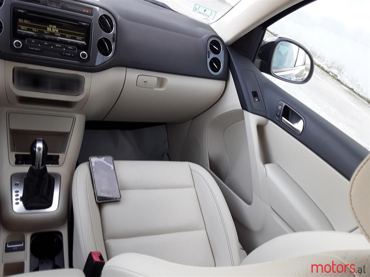 2012' Volkswagen Tiguan photo #5