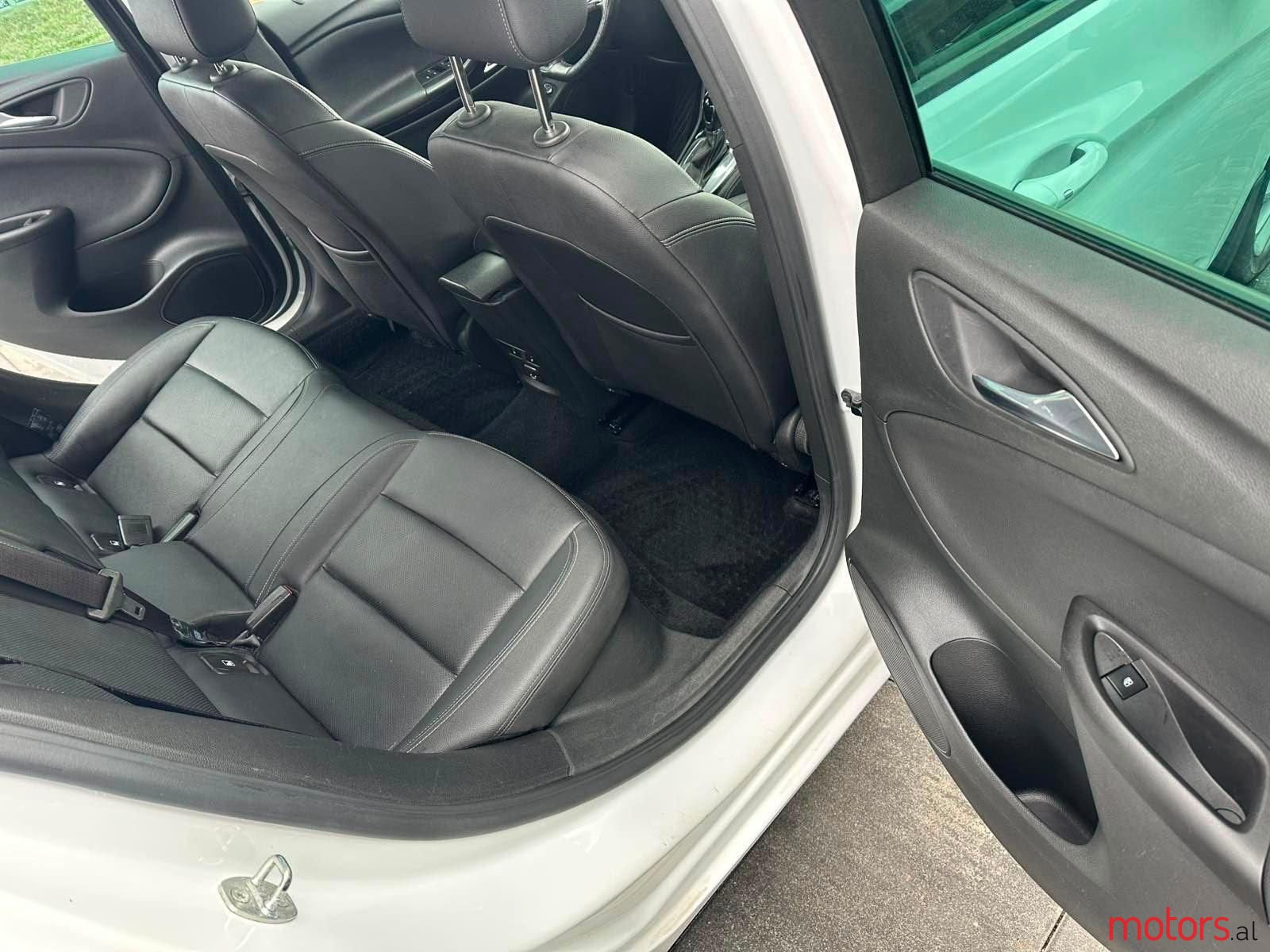 2020' Opel Astra photo #5