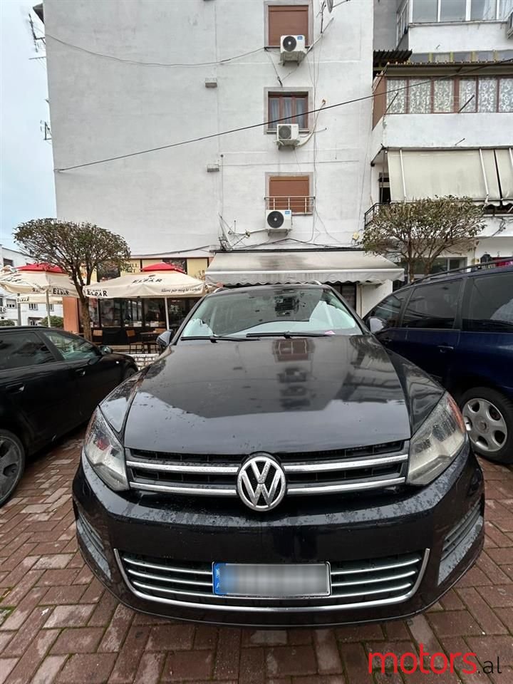 2011' Volkswagen Touareg photo #1