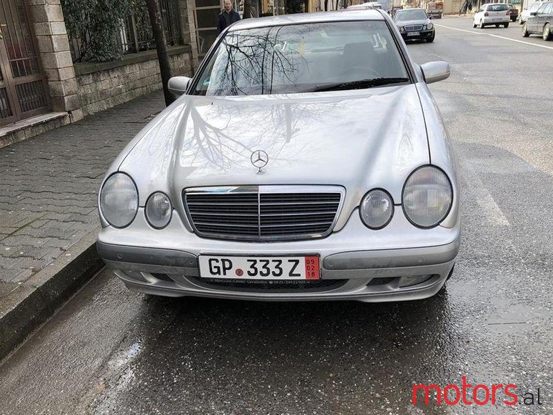 2001' Mercedes-Benz E 220 photo #2