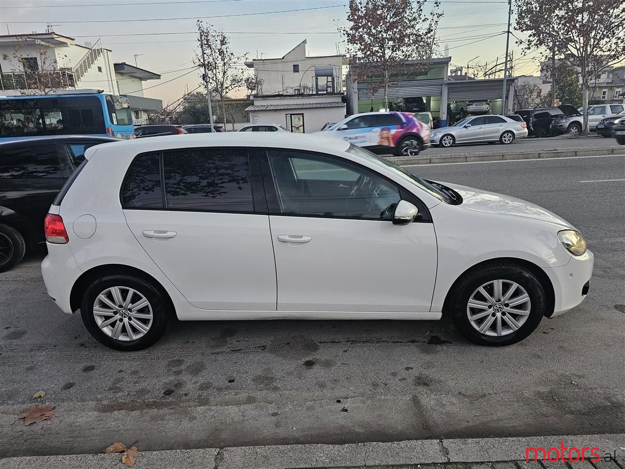 2011' Volkswagen Golf photo #2