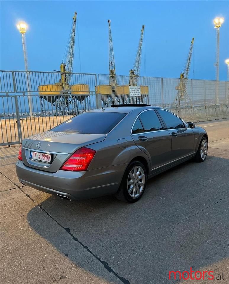 2011' Mercedes-Benz S 500 photo #3