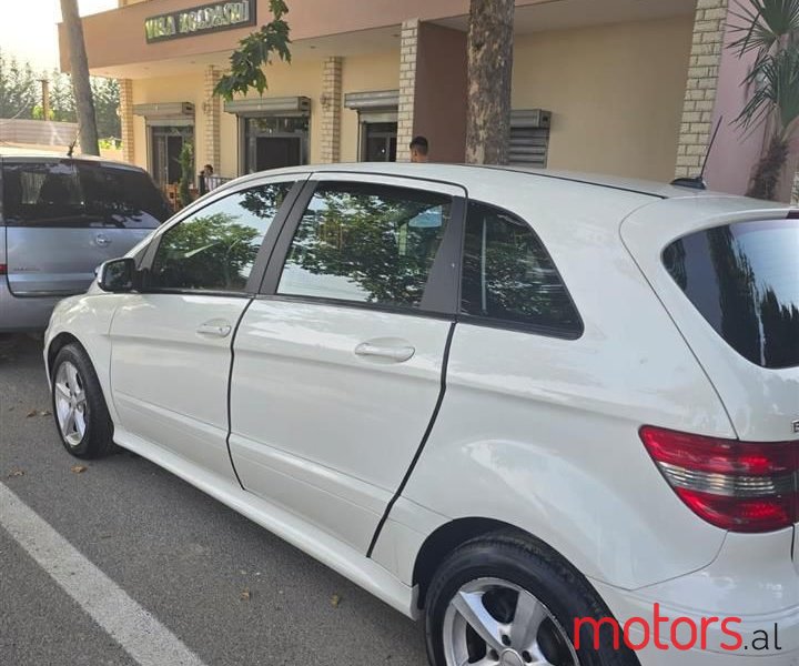 2011' Mercedes-Benz B 180 photo #3