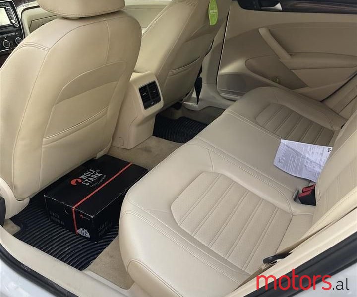 2013' Volkswagen Passat photo #5