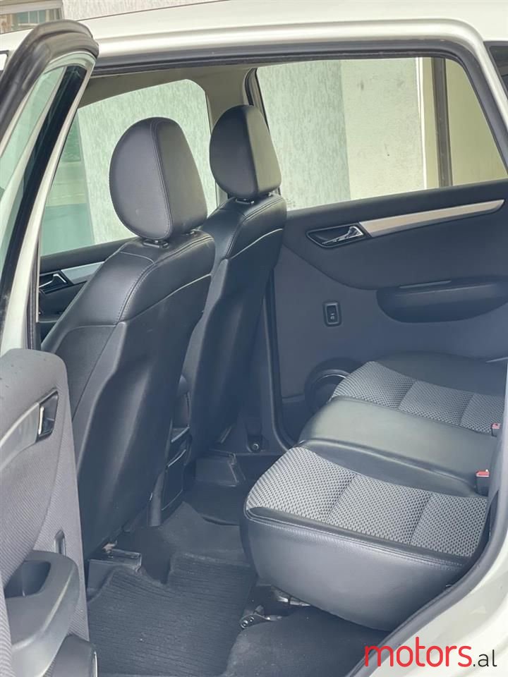 2010' Mercedes-Benz B 180 photo #2