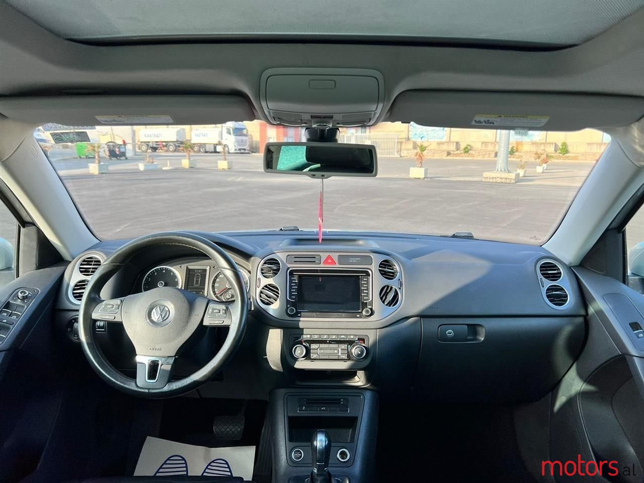 2011' Volkswagen Tiguan photo #3