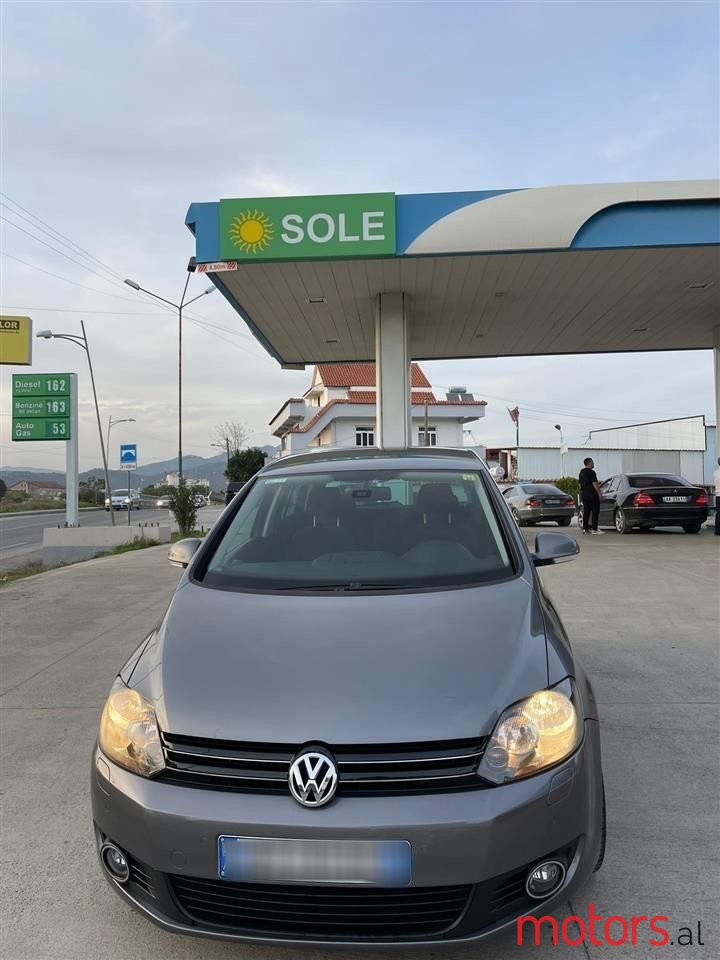 2010' Volkswagen Golf photo #1