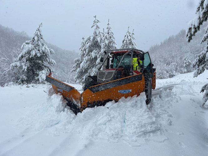 Reshjet e dendura në Mashkullorë, bllokohen në borë dy fuoristrada me 18 pasagjerë