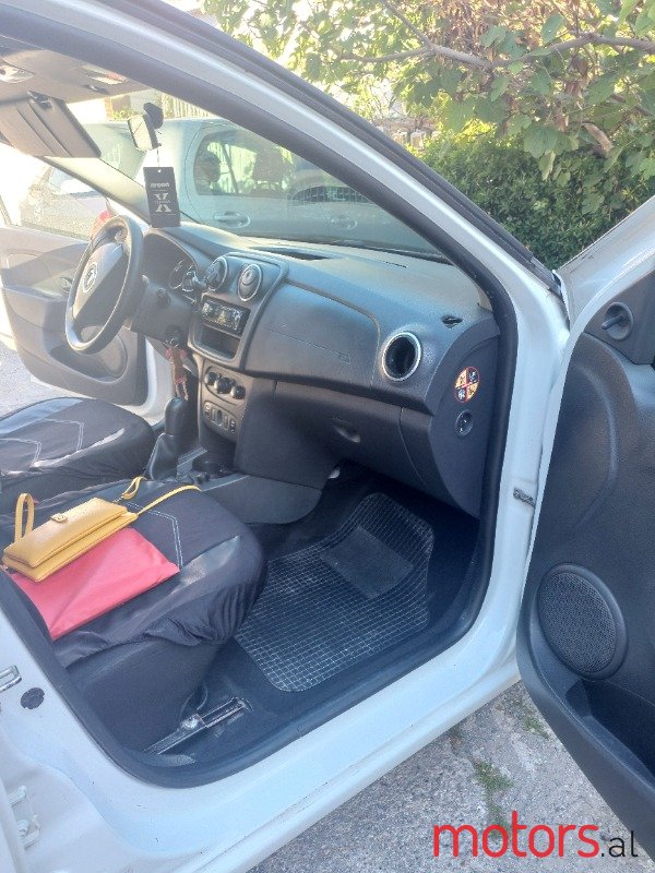 2015' Dacia Sandero photo #6