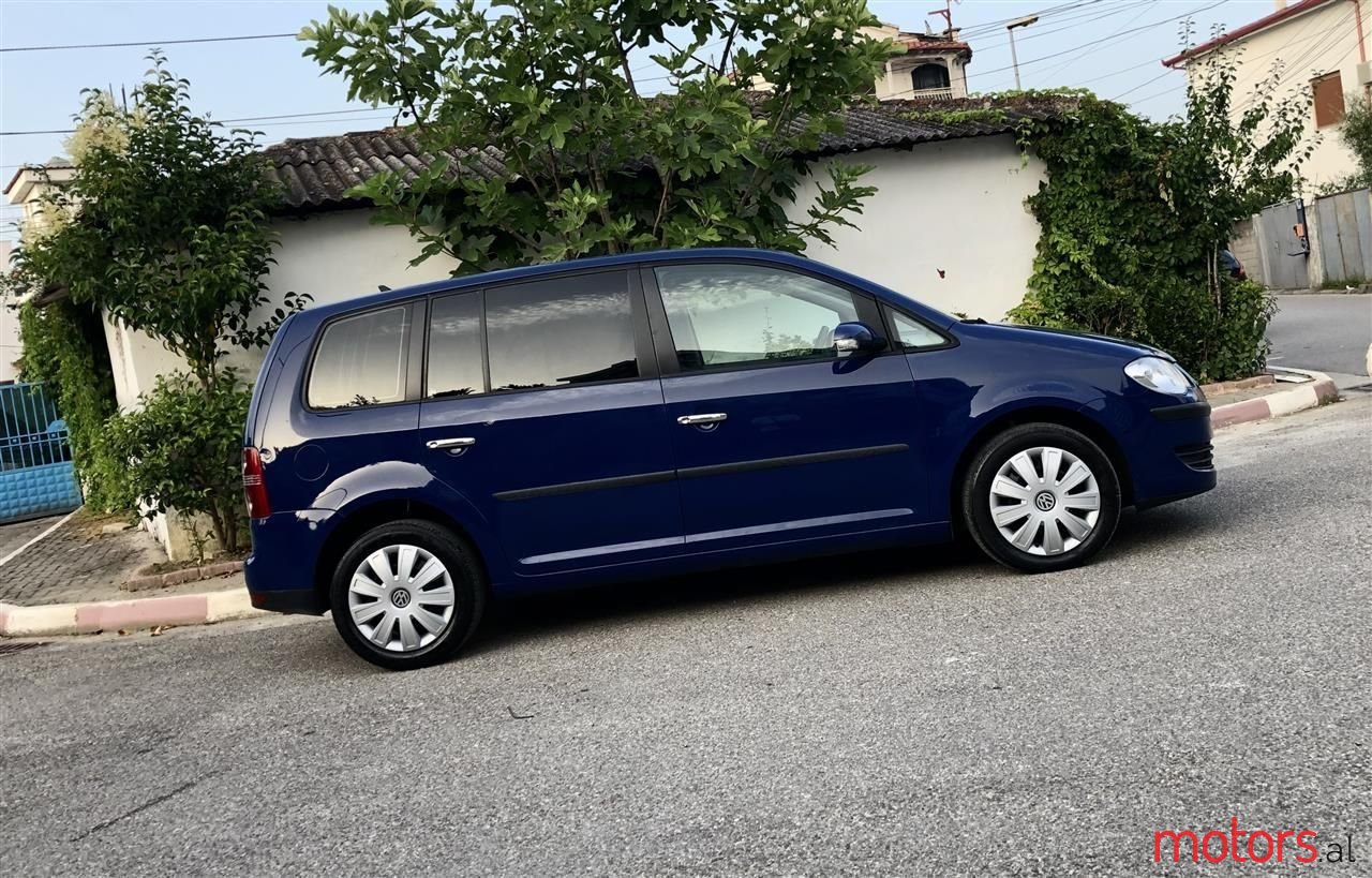 2008' Volkswagen Touran photo #5