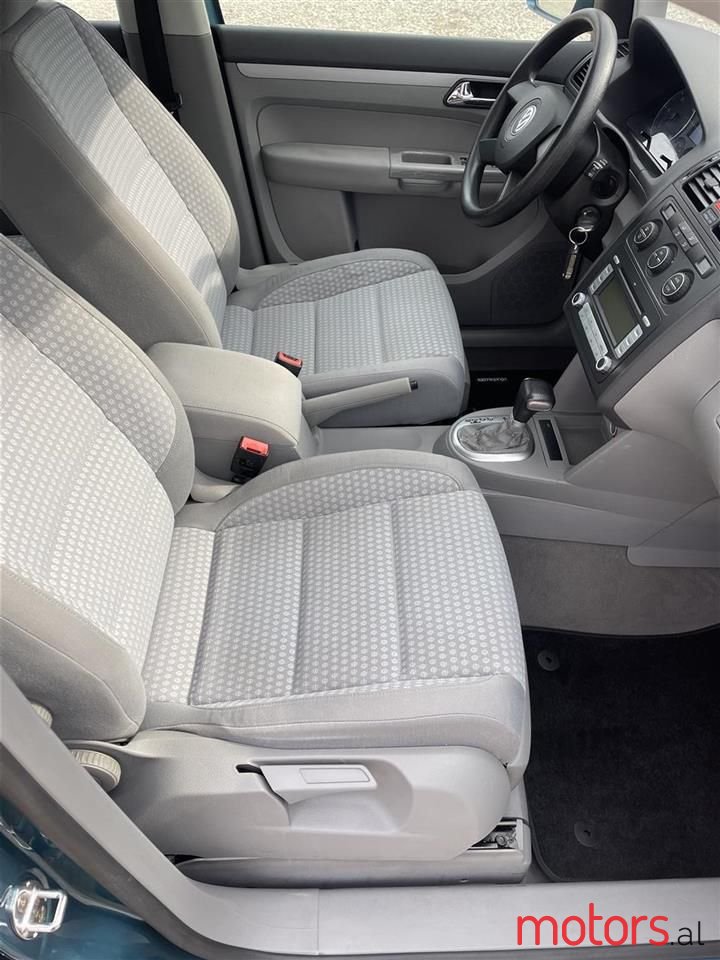 2005' Volkswagen Touran photo #3