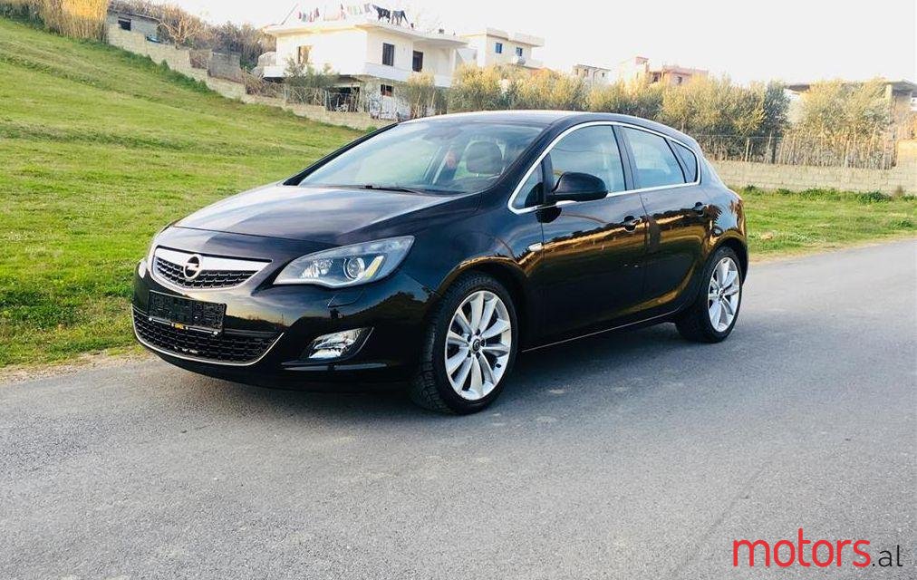 2010' Opel Astra photo #1