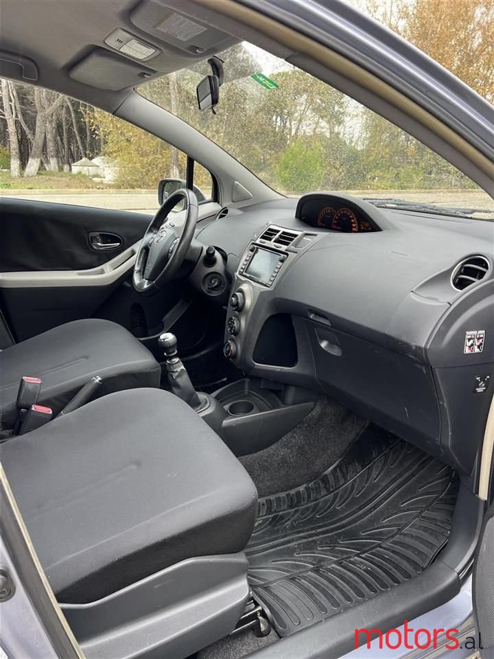 2010' Toyota Yaris photo #2