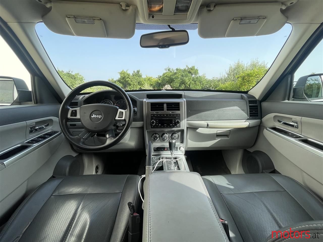 2010' Jeep Cherokee photo #3