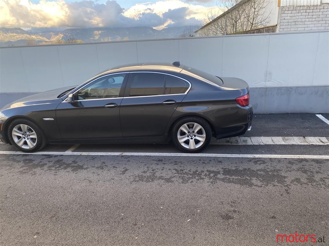 2011' BMW 528 photo #1