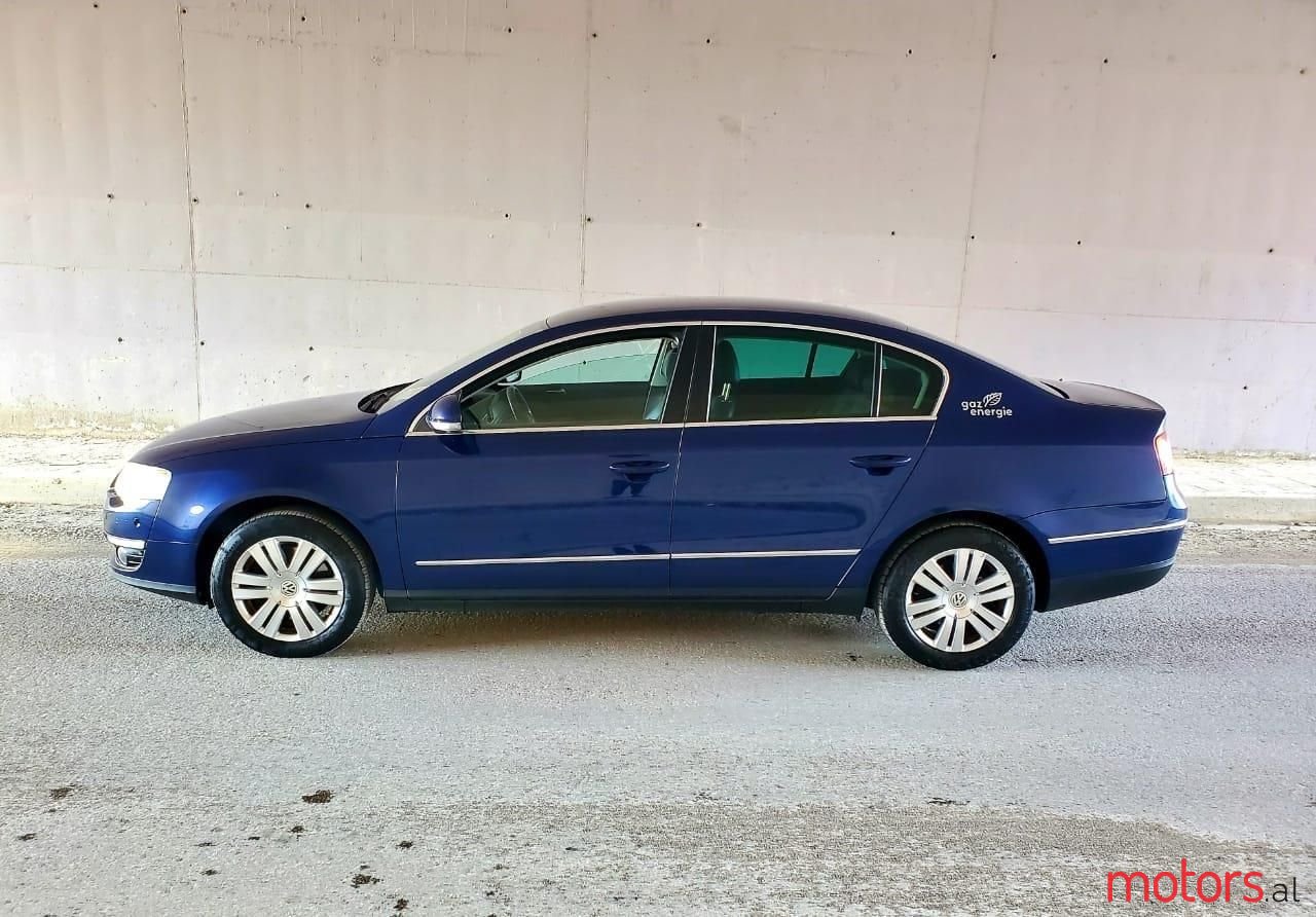2010' Volkswagen Passat photo #4