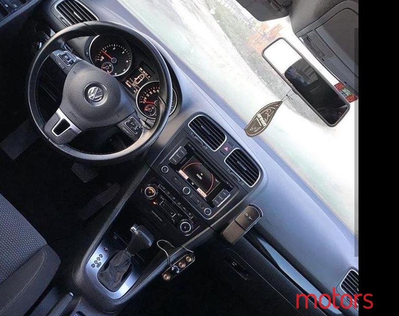 2009' Volkswagen Golf photo #5