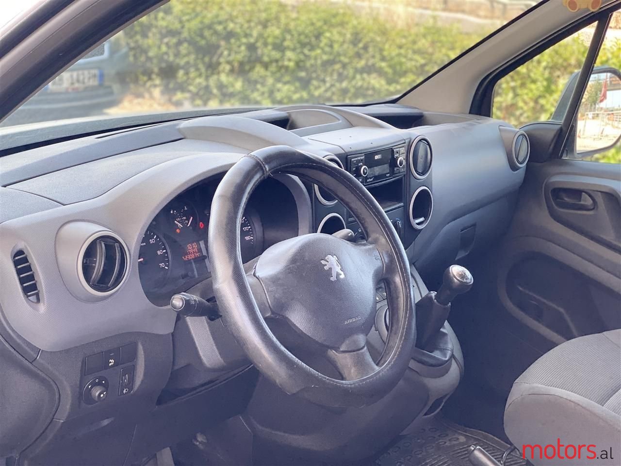 2011' Peugeot Partner photo #3