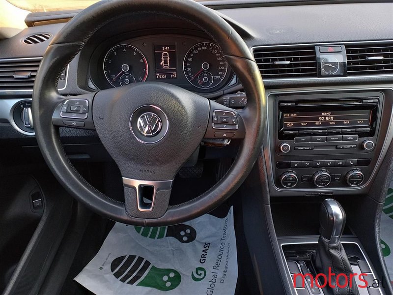 2013' Volkswagen Passat photo #5