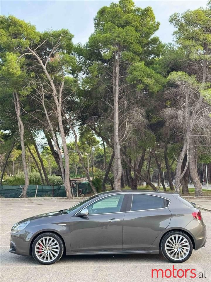 2012' Alfa Romeo Giulietta photo #3