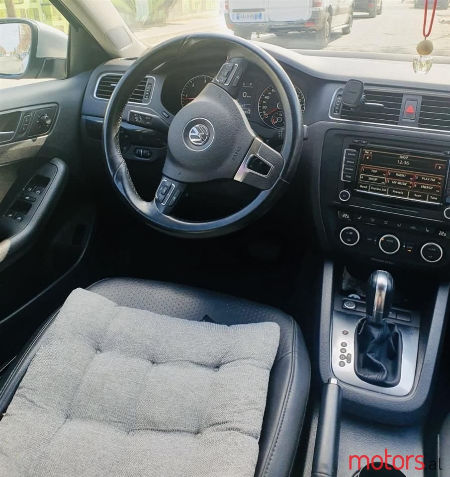 2013' Volkswagen Jetta photo #2