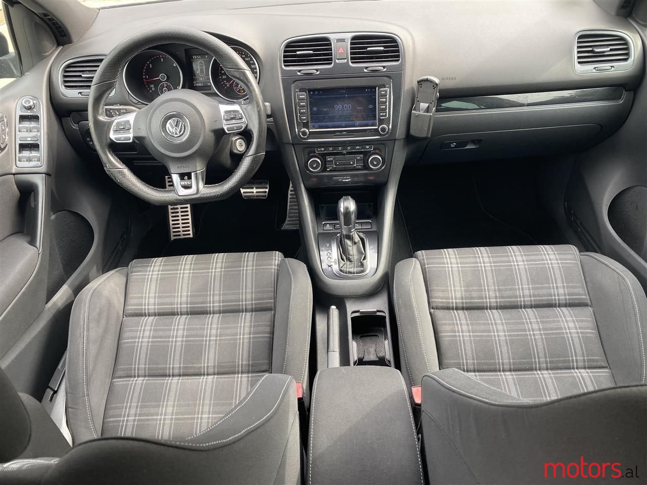 2011' Volkswagen Golf photo #6