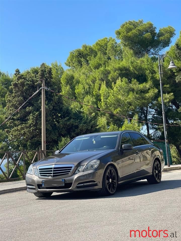2011' Mercedes-Benz E 220 photo #2