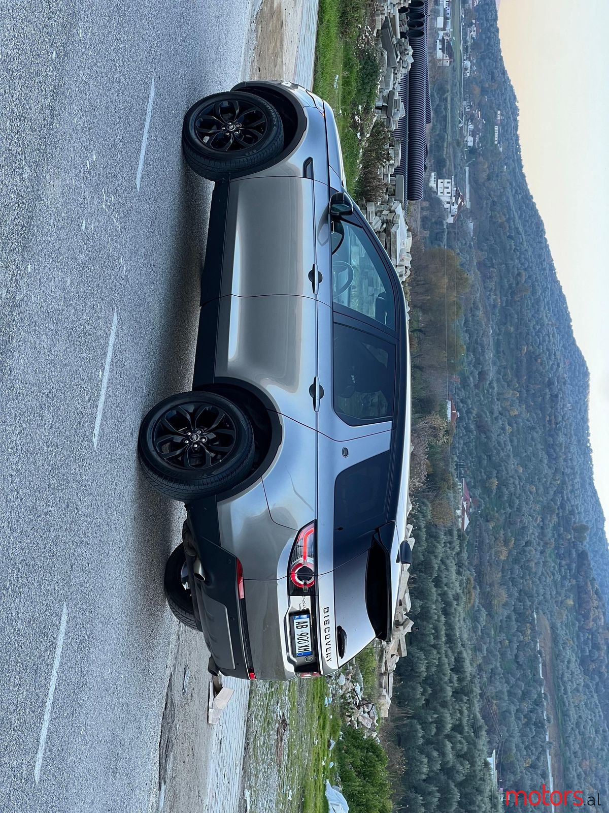 2017' Land Rover Discovery Sport photo #3