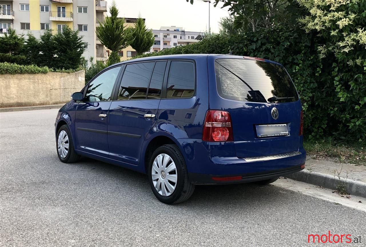 2008' Volkswagen Touran photo #6